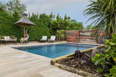 Image de maison de charme avec jacuzzi sauna et piscine privée