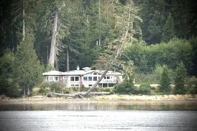 Image de \"Whale House\" ~ haut de gamme, 4000 Sq Ft Home For Large Family