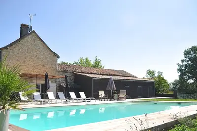 Image de Maison de charme avec très grande piscine chauffée à Caylus