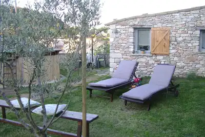Gite Typique Provencal Pour 2 Personnes Avec Jardin Et Piscine