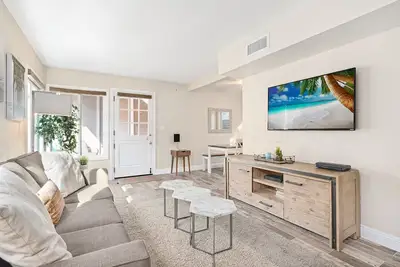 Image de Populaire Newport Dream Vacation Home - Unité arrière en bas avec Ac!