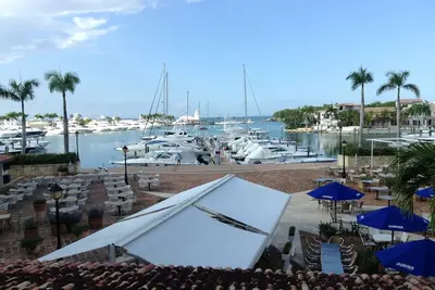 Vue sur l'océan / la marina avec 2 chambres et 3 salles de bains
