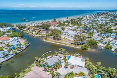 Image de Extrémité nord du canal avant la maison. tiki hut, quai, piscine chauffée, plages jacuzzi. . .