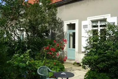 Image de The Artist's Den. Appartement de charme niché dans un écrin de verdure.