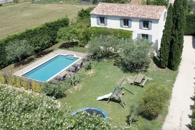Image de Magnifique maison avec piscine privée et chauffée, superbe vue sur le village
