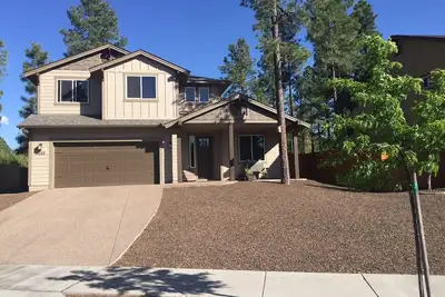 Image de Belle maison nouvellement construite à Flagstaff Avec Pine Tree Vues