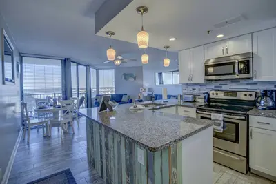 Image de Renove 1 Lit / 1 Condo De Bain! Wifi PRIVÉ, Chaises De Plage Inclus!