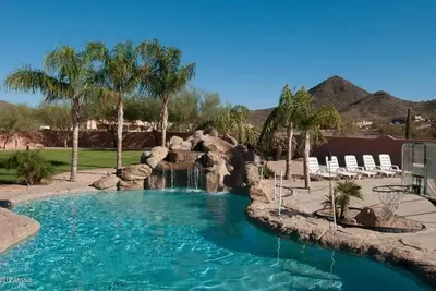 Image de Incroyable domaine de 5 acres! Main House, Casita & Apartment - Jusqu'à 20 personnes!