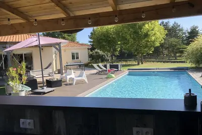 Image de Maison de plein pied avec  piscine chauffée
