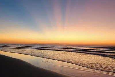 Image de \"Le paradis à la pointe\" Cherry Grove, Sc Oceanfront, 1er étage, unité d'extrémité
