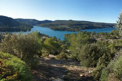Image de Provence, surplombant le lac d'Esparron de Verdon, plein sud, calme