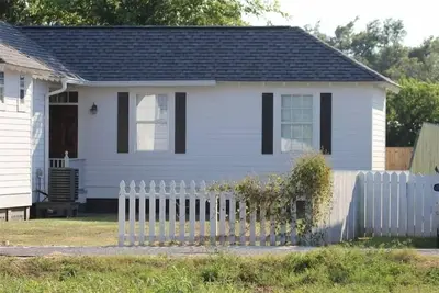 Image de Vue sur la plage (partielle), à quelques pas du sable! Marchez jusqu'au parc / restaurants / Marina.