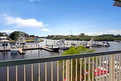 Image de Chambre d'hôtel Sarasota au bord de l'eau, lit King n ° 215 sur la baie de Sara, 7150 N Tamiami Trail