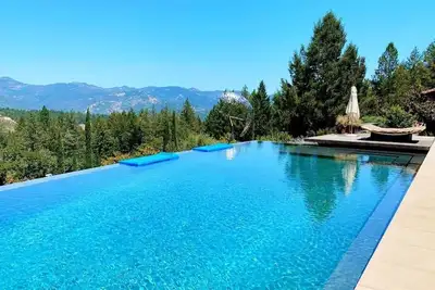 Image de Luxury Vineyard Guest House avec des vues incroyables, piscine, tennis!