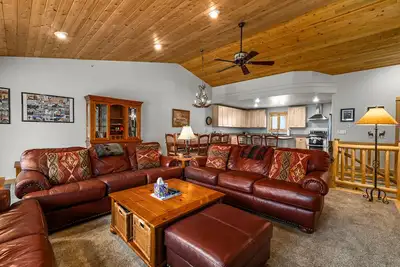 Image de Bluebird Days, Duplex privé avec garage pour 2 voitures, casier à skis sur la place Gondola!