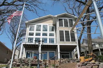 Image de East Okoboji Luxurious Lakefront Vacation Home - 4 Bedroom -Sleeps 16+