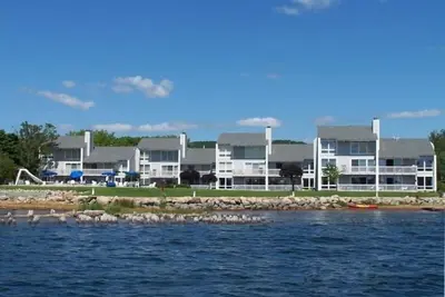 Image de Lac Charlevoix Bateau Slip Pool Deck Walkout Wifi-Contacter le propriétaire directement pour les tarifs