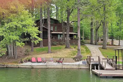 Image de Taylormade Cabin Chalet rustique au bord du lac niché parmi les arbres mises à jour récentes