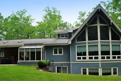 Image de 5br 5 étoiles Chalet-Pas De Frais CACHÉS, Cinéma maison, Dock Slip, Piscine intérieure, FirePit