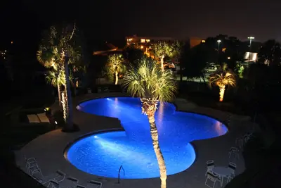 Image de Studio au bord de l'eau avec deux piscines, grilles, animaux acceptés et bordereau de bateau disponible