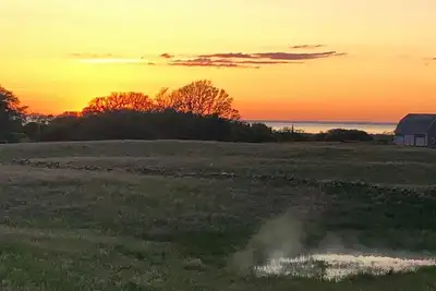 Image de Block Island - Crescent Beach avec de belles vues du coucher de soleil sur Mitchell Farm