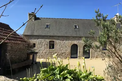 Image de Longère bretonne au calme, entre mer et rivière