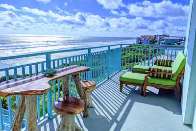 Image de Condo élégant face à la plage avec vue spectaculaire!
