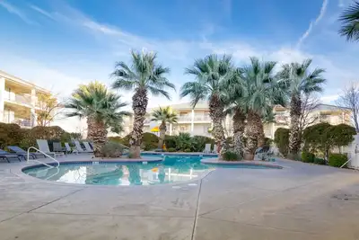 Lits pour 8! 3Bed 2Bath, lits superposés pour les enfants! Immense deck! Piscine différente chaque jour!