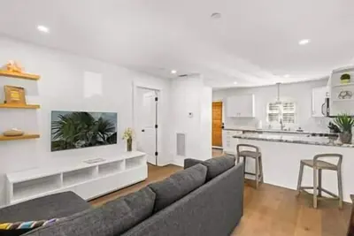 Image de Luxury Retreat Downtown-pied des commerces et de la plage