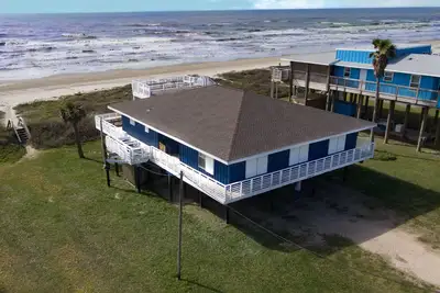 Image de “RightOnTheBeachVR” Avant Row Jamaica Beach 4br / 3bth, vue imprenable, énormes ponts