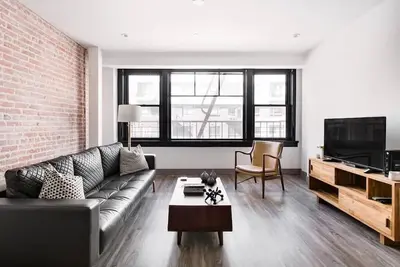 Image de Distinguished Loft-Style Home w/ Modern Kitchen