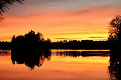 Image de Sunset View Lake Home sur le lac Mohawksin, façade de sable