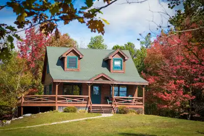 Image de Belle Cabine Proche De La Whiteface Avec Fire Pit Et Wrap À L'INTÉRIEUR De Porch
