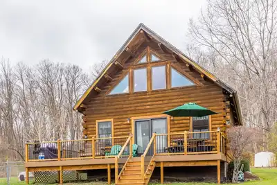 Image de A Belle, entièrement meublé Log Cabin Donnant sur le lac Keuka