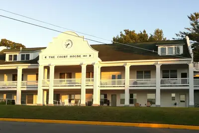 Image de Condo dans un palais de justice historique Ă Beulah et pas de Crystal Lake Plage