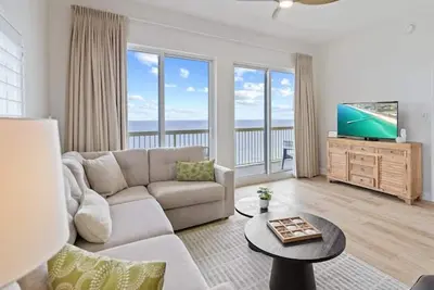 Image de Unité de coin Penthouse @ Calypso Towers. Vues incroyables. Service Plage & Wifi