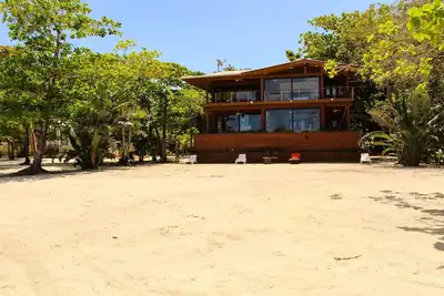 Élégante villa en bord de mer sur mesure avec des murs en verre du sol au plafond, 180 vue sur la mer