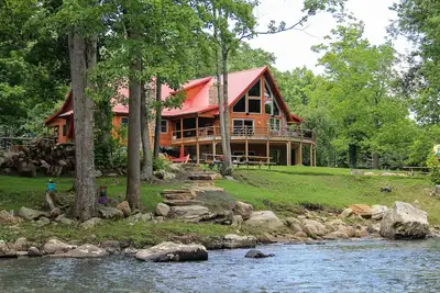 Image de Stillwater Haven- Upscale Private Riverfront Chalet peut accueillir jusqu'Ă 20