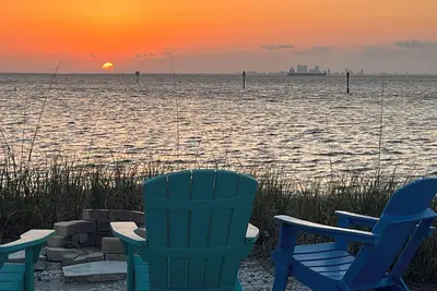 Image de Bayfront Cottage sur Tampa Bay avec de superbes couchers de soleil et Dock