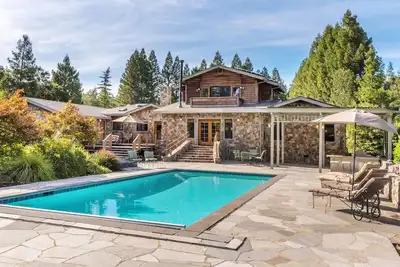 Image de Glen Ellen Stone Retreat. 5 ch 4. 5 bains w / piscine et bain à remous