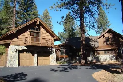 Image de 4br Old Greenwood Accueil - Ski, Piscine chauffée!