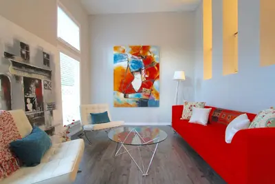 Image de Grande maison de ville contemporaine, à 45 minutes des Foothills, accès rapide au centre-ville