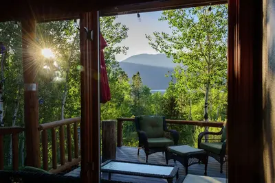 Image de Cadre magnifique, grande terrasse avec vue sur le lac et la montagne, ruisseau privé