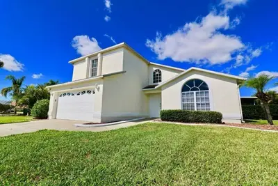 Image de Villa 4br / 2ba, piscine et 2 spas, vue sur le lac, Wi-Fi, à quelques minutes de Disney