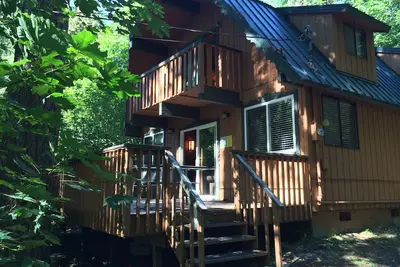 Image de Cozy Cedar Cabin ~ Jacuzzi, Cheminée, Billard, Wi-Fi, Fire Fire, Animaux acceptés
