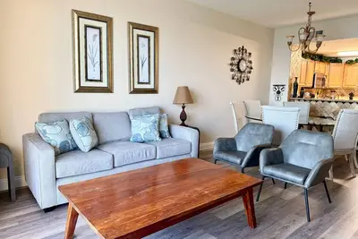 Image de Upgrade Beachfront Condo à côté de Pier Park & ​​Fishing Pier avec service de plage **
