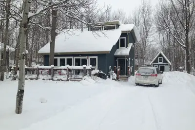 Image de Cozy Blue Mountain Cottage! 5 Minutes À Pied De L'Orchard Lift!