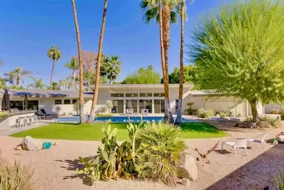 Image de Oasis de luxe intérieure / extérieure du milieu du siècle