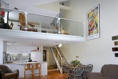 Image de Condo moderne de 3 chambres, 3 salles de bain, 3 étages avec des commodités à gogo dans un excellent emplacement!