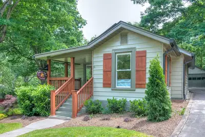 Image de White Oak Cottage-Walk to Downtown Black Mountain